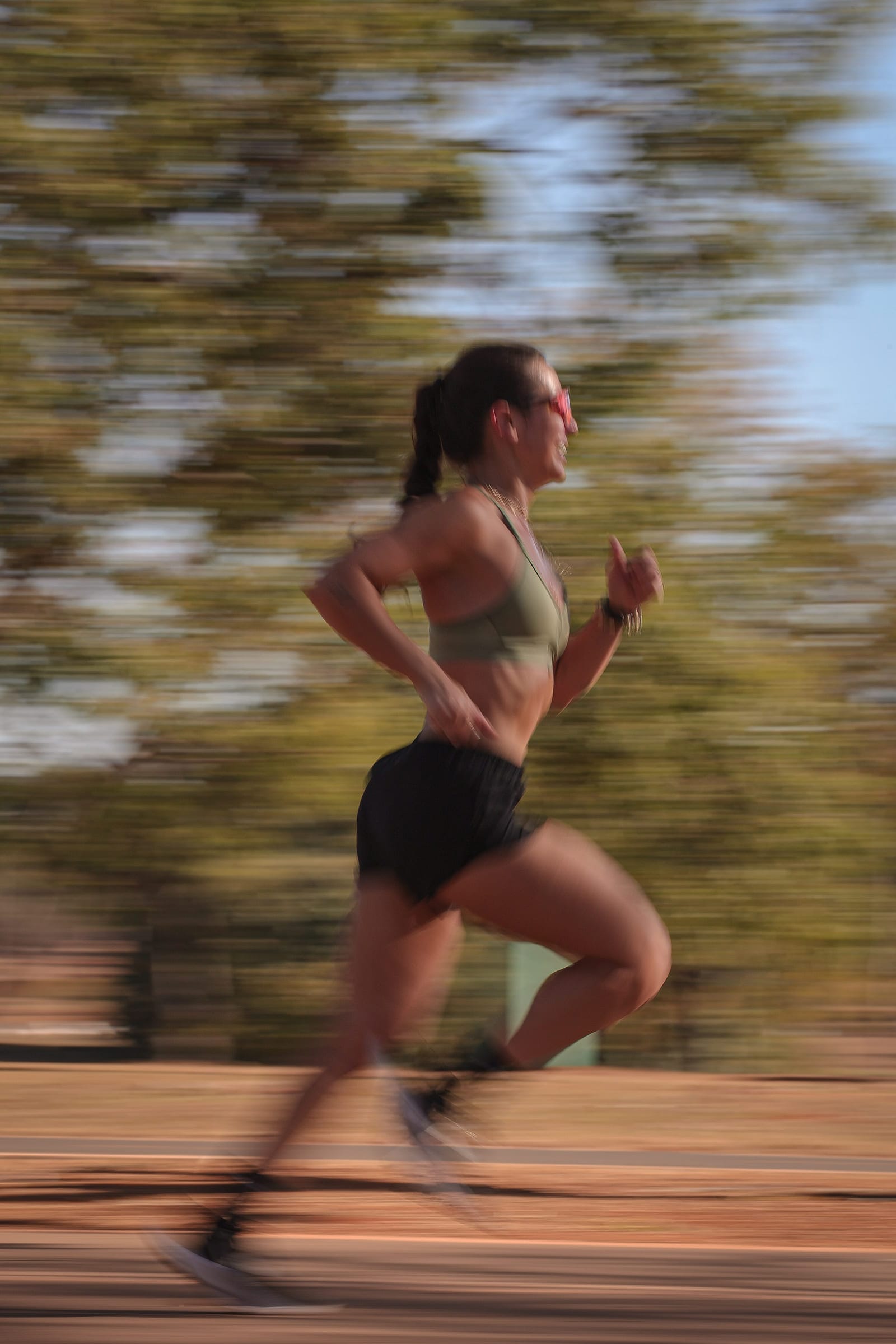 Corrida de Cristina fotografada em panning, com o fundo dissolvido em linhas de luz quente